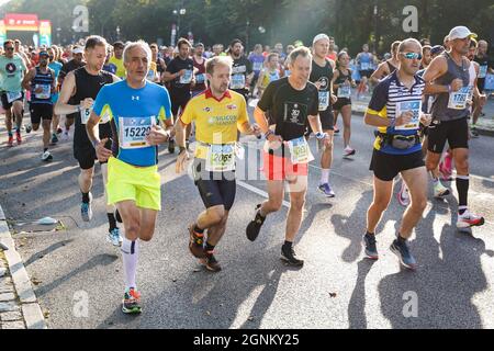 Berlino, Germania. 26 settembre 2021. I corridori iniziano durante la maratona di Berlino 2021 a Berlino, capitale della Germania, 26 settembre 2021. Credit: Stefan Zeitz/Xinhua/Alamy Live News Foto Stock