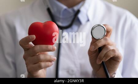 Giovane cardiologo femminile con cuore rosso e stetoscopio Foto Stock