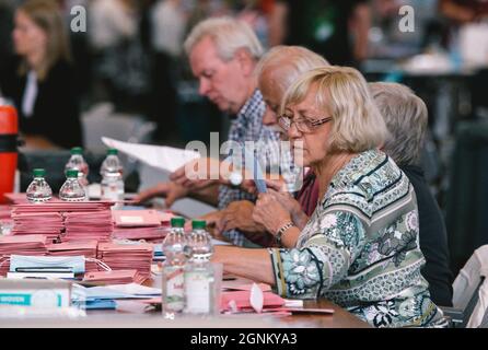 Colonia, Germania. 26 settembre 2021. I membri del personale contano i voti per le elezioni federali della Germania a Colonia, Germania, 26 settembre 2021. Gli elettori tedeschi hanno iniziato a votare domenica per eleggere un nuovo Bundestag, o il parlamento federale, sul quale formare un nuovo governo per i prossimi quattro anni e inaugurare l’era post-Merkel. Credit: Tang Ying/Xinhua/Alamy Live News Foto Stock