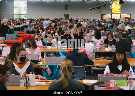 Colonia, Germania. 26 settembre 2021. I membri del personale contano i voti per le elezioni federali della Germania a Colonia, Germania, 26 settembre 2021. Gli elettori tedeschi hanno iniziato a votare domenica per eleggere un nuovo Bundestag, o il parlamento federale, sul quale formare un nuovo governo per i prossimi quattro anni e inaugurare l’era post-Merkel. Credit: Tang Ying/Xinhua/Alamy Live News Foto Stock