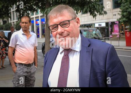 Londra, Regno Unito. 26 settembre 2021. Il deputato conservatore e presidente dell'ERG, Mark Francois, partecipa oggi al Pearly Kings and Queens Harvest Festival e al Costermonger's Harvest Service presso la chiesa di St Mary-le-Bow 'Bow Bells' nella città di Londra. L'ex Ministro di Stato per le forze Armate e il deputato per Rayleigh e Wickford è stato lui stesso nato a Islington, che ha il suo proprio re e regina Pearly. Credit: Imagplotter/Alamy Live News Foto Stock