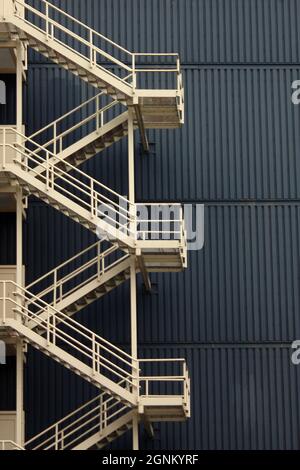 Scale di fuga del fuoco nell'edificio moderno Foto Stock