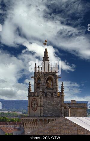 Vista sulla torre dell'orologio del Municipio di Avignone in Francia Foto Stock