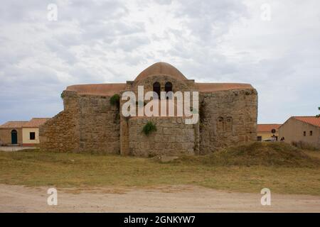 Vista alla Chiesa di San Giovanni di Sinis a Cabras, sull'isola di Sardegna, Italia Foto Stock