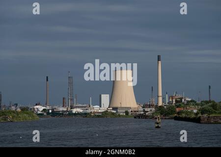 Ellesmere Port, Regno Unito, 17 giugno 2021. L'immagine mostra una vista verso la raffineria di Stanlow a Cheshire che è riportata per essere sull'orlo del collasso mentre lotta per pagare una fattura di imposta. La raffineria è situata sulla riva sud del canale della nave di Manchester ed è utilizzata per il trasporto di olio di mare per la raffinazione e di prodotti chimici per Essar e Shell. Stanlow ha una capacità di raffinazione di 12 milioni di tonnellate all'anno, con una capacità di 296,000 barili al giorno. Di conseguenza, è il secondo più grande del Regno Unito e produce un sesto del fabbisogno di benzina del Regno Unito. Credit: Jon Super/Alamy. Foto Stock