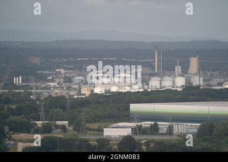 Ellesmere Port, Regno Unito, 17 giugno 2021. L'immagine mostra una vista verso la raffineria di Stanlow a Cheshire che è riportata per essere sull'orlo del collasso mentre lotta per pagare una fattura di imposta. La raffineria è situata sulla riva sud del canale della nave di Manchester ed è utilizzata per il trasporto di olio di mare per la raffinazione e di prodotti chimici per Essar e Shell. Stanlow ha una capacità di raffinazione di 12 milioni di tonnellate all'anno, con una capacità di 296,000 barili al giorno. Di conseguenza, è il secondo più grande del Regno Unito e produce un sesto del fabbisogno di benzina del Regno Unito. Credit: Jon Super/Alamy. Foto Stock