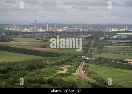 Ellesmere Port, Regno Unito, 17 giugno 2021. L'immagine mostra una vista verso la raffineria di Stanlow a Cheshire che è riportata per essere sull'orlo del collasso mentre lotta per pagare una fattura di imposta. La raffineria è situata sulla riva sud del canale della nave di Manchester ed è utilizzata per il trasporto di olio di mare per la raffinazione e di prodotti chimici per Essar e Shell. Stanlow ha una capacità di raffinazione di 12 milioni di tonnellate all'anno, con una capacità di 296,000 barili al giorno. Di conseguenza, è il secondo più grande del Regno Unito e produce un sesto del fabbisogno di benzina del Regno Unito. Credit: Jon Super/Alamy. Foto Stock