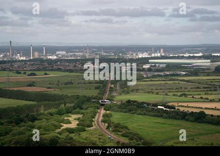 Ellesmere Port, Regno Unito, 17 giugno 2021. L'immagine mostra una vista verso la raffineria di Stanlow a Cheshire che è riportata per essere sull'orlo del collasso mentre lotta per pagare una fattura di imposta. La raffineria è situata sulla riva sud del canale della nave di Manchester ed è utilizzata per il trasporto di olio di mare per la raffinazione e di prodotti chimici per Essar e Shell. Stanlow ha una capacità di raffinazione di 12 milioni di tonnellate all'anno, con una capacità di 296,000 barili al giorno. Di conseguenza, è il secondo più grande del Regno Unito e produce un sesto del fabbisogno di benzina del Regno Unito. Credit: Jon Super/Alamy. Foto Stock