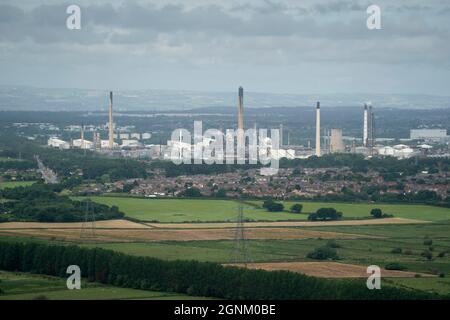 Ellesmere Port, Regno Unito, 17 giugno 2021. L'immagine mostra una vista verso la raffineria di Stanlow a Cheshire che è riportata per essere sull'orlo del collasso mentre lotta per pagare una fattura di imposta. La raffineria è situata sulla riva sud del canale della nave di Manchester ed è utilizzata per il trasporto di olio di mare per la raffinazione e di prodotti chimici per Essar e Shell. Stanlow ha una capacità di raffinazione di 12 milioni di tonnellate all'anno, con una capacità di 296,000 barili al giorno. Di conseguenza, è il secondo più grande del Regno Unito e produce un sesto del fabbisogno di benzina del Regno Unito. Credit: Jon Super/Alamy. Foto Stock