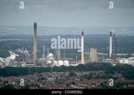 Ellesmere Port, Regno Unito, 17 giugno 2021. L'immagine mostra una vista verso la raffineria di Stanlow a Cheshire che è riportata per essere sull'orlo del collasso mentre lotta per pagare una fattura di imposta. La raffineria è situata sulla riva sud del canale della nave di Manchester ed è utilizzata per il trasporto di olio di mare per la raffinazione e di prodotti chimici per Essar e Shell. Stanlow ha una capacità di raffinazione di 12 milioni di tonnellate all'anno, con una capacità di 296,000 barili al giorno. Di conseguenza, è il secondo più grande del Regno Unito e produce un sesto del fabbisogno di benzina del Regno Unito. Credit: Jon Super/Alamy. Foto Stock