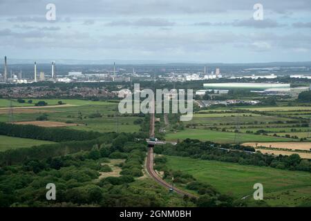 Ellesmere Port, Regno Unito, 17 giugno 2021. L'immagine mostra una vista verso la raffineria di Stanlow a Cheshire che è riportata per essere sull'orlo del collasso mentre lotta per pagare una fattura di imposta. La raffineria è situata sulla riva sud del canale della nave di Manchester ed è utilizzata per il trasporto di olio di mare per la raffinazione e di prodotti chimici per Essar e Shell. Stanlow ha una capacità di raffinazione di 12 milioni di tonnellate all'anno, con una capacità di 296,000 barili al giorno. Di conseguenza, è il secondo più grande del Regno Unito e produce un sesto del fabbisogno di benzina del Regno Unito. Credit: Jon Super/Alamy. Foto Stock