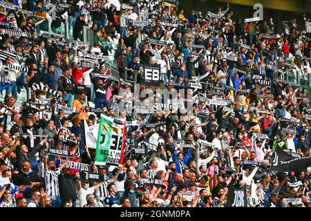 TORINO, 26 SETTEMBRE 2021. Tifosi del Juventus FC prima della partita tra Juventus FC e UC Sampdoria il 26 settembre 2021 allo Stadio Allianz di Torino. Credit: Massimiliano Ferraro/Medialys Images/Alamy Live News Foto Stock