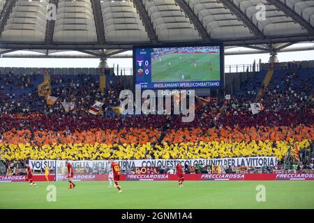 Roma, Italia. 26 settembre 2021. ROMA, Italia - 26.09.2021: Coreografia Roma tifosi prima della Serie Italiana Una partita di calcio tra SS LAZIO e ROMA allo stadio Olimpico di Roma il 26 settembre 2021. Credit: Independent Photo Agency/Alamy Live News Foto Stock