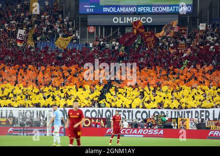 Roma, Italia. 26 settembre 2021. ROMA, Italia - 26.09.2021: Coreografia Roma tifosi prima della Serie Italiana Una partita di calcio tra SS LAZIO e ROMA allo stadio Olimpico di Roma il 26 settembre 2021. Credit: Independent Photo Agency/Alamy Live News Foto Stock
