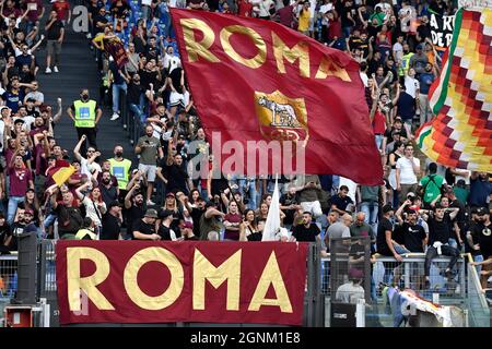 Roma, Italia. 26 settembre 2021. COME i tifosi di Roma incoraggiano durante la Serie Una partita di calcio tra SS Lazio e AS Roma allo stadio Olimpico di Roma, 26 settembre 2021. Foto Andrea Staccioli/Insidefoto Credit: Ininsidefoto srl/Alamy Live News Foto Stock