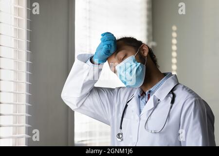 Stanchezza del medico a causa del lavoro in ospedale covid Foto Stock