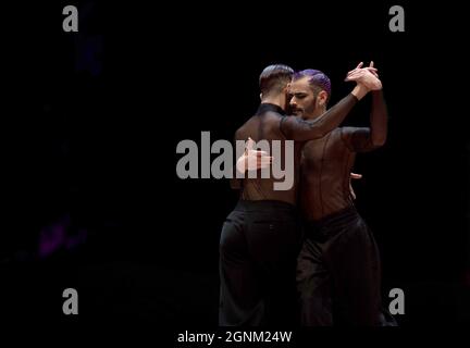 Buenos Aires, Argentina. 25 Settembre 2021. Federico Carrizo e Juan Segui ballano durante l'ultimo round del Campionato del mondo di Tango. Credit: Florencia Martin/dpa/Alamy Live News Foto Stock