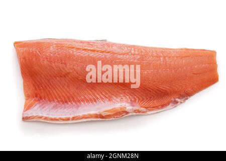 filetto di salmone fresco e crudo isolato su sfondo bianco Foto Stock