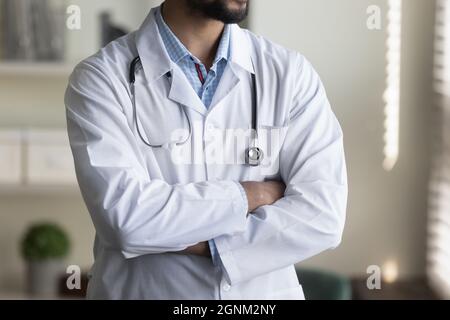 Scatto corto di giovane medico in cappotto bianco e stetoscopio Foto Stock