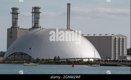 Southampton, Inghilterra, Regno Unito. 2021. Impianto ERF Marchwood che genera elettricità da rifiuti non riciclabili sull'estuario dell'acqua di Southampton, Regno Unito Foto Stock