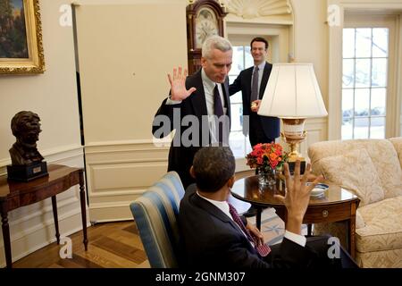 Il presidente Barack Obama ha fatto un grande successo con Jared Bernstein, consigliere di politica economica del vicepresidente Joe Biden, in seguito al Economic Daily Briefing all'Oval Office, 9 marzo 2010. Peter Orszag, direttore dell'Ufficio di Gestione e bilancio, è visto a destra. (Foto ufficiale della Casa Bianca di Pete Souza) questa fotografia ufficiale della Casa Bianca è resa disponibile solo per la pubblicazione da parte delle organizzazioni di notizie e/o per uso personale la stampa dal soggetto(i) della fotografia. La fotografia non può essere manipolata in alcun modo e non può essere utilizzata in materiali commerciali o politici, pubblicità, e-mail Foto Stock