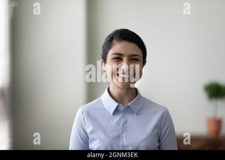 Testa ritratto girato del giovane e felice leader indiano di affari Foto Stock