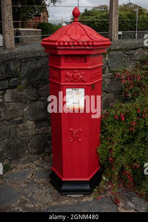 Tradizionale cassetta da posta rossa vittoriana con corona decorativa e cifrario reale Foto Stock
