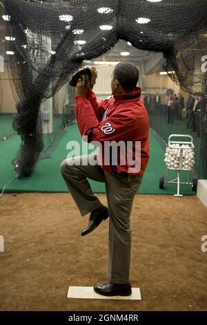 Il presidente Barack Obama si riscalda prima di lanciare il primo campo cerimoniale il giorno di apertura della stagione di baseball al Nationals Park di Washington, D.C., 5 aprile 2010. (Foto ufficiale della Casa Bianca di Pete Souza) questa fotografia ufficiale della Casa Bianca è resa disponibile solo per la pubblicazione da parte delle organizzazioni di notizie e/o per uso personale la stampa dal soggetto(i) della fotografia. La fotografia non può essere manipolata in alcun modo e non può essere utilizzata in materiali commerciali o politici, pubblicità, e-mail, prodotti, promozioni che in alcun modo suggeriscono l'approvazione o l'approvazione del Presidente Foto Stock