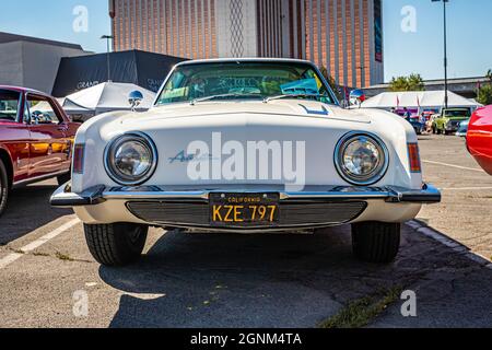 Reno, NV - 4 agosto 2021: 1963 Studebaker Avanti Coupé ad una fiera locale. Foto Stock