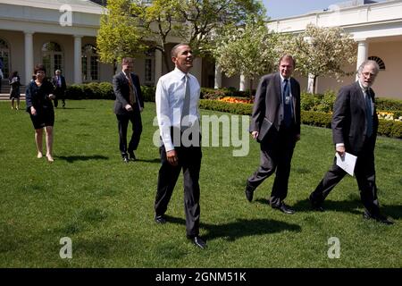 Il presidente Barack Obama si reca in un incontro all'aperto con, da sinistra, Valerie Jarrett, consulente senior, Dan Pfeiffer, Direttore delle comunicazioni, Jim Messina, vice capo dello staff, e Bob Bauer, consigliere al presidente, nel Giardino delle Rose della Casa Bianca, 6 aprile 2010. (Foto ufficiale della Casa Bianca di Pete Souza) questa fotografia ufficiale della Casa Bianca è resa disponibile solo per la pubblicazione da parte delle organizzazioni di notizie e/o per uso personale la stampa dal soggetto(i) della fotografia. La fotografia non può essere manipolata in alcun modo e non può essere utilizzata in materiali commerciali o politici, adver Foto Stock