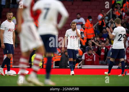 Harry Kane di Tottenham Hotspur appare abbattuto durante la partita della Premier League all'Emirates Stadium di Londra. Data foto: Domenica 26 settembre 2021. Foto Stock