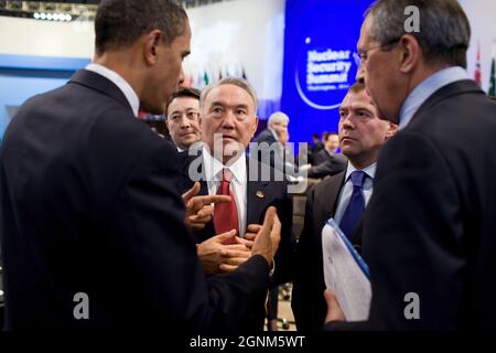 Il presidente Barack Obama parla con, da sinistra, il presidente del Kazakhstan Nursultan Nazarbayev, il presidente della Russia Dmitry Medvedev e il ministro degli Esteri russo Sergei Lavrov, durante la seconda sessione plenaria del vertice sulla sicurezza nucleare al centro convegni Walter E. Washington di Washington, D.C., 13 aprile 2010. (Foto ufficiale della Casa Bianca di Pete Souza) questa fotografia ufficiale della Casa Bianca è resa disponibile solo per la pubblicazione da parte delle organizzazioni di notizie e/o per uso personale la stampa dal soggetto(i) della fotografia. La fotografia non può essere manipolata in alcun modo e non può essere manipolata Foto Stock