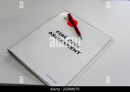 Un file contenente la valutazione del rischio d'incendio, un requisito legale nel Regno Unito per valutare e ridurre l'aumento degli incendi per le proprietà commerciali, blocchi di f Foto Stock
