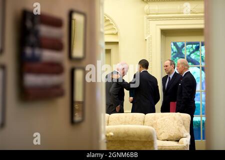 Il Presidente Barack Obama, il Vice Presidente Joe Biden e Assistente del Presidente per gli Affari legislativi Phil Schiliro, parlano con il Sen. Patrick Leahy , D-Vt., presso l'Ufficio ovale, a seguito di un incontro con la direzione del Congresso sulla nomina della Corte Suprema in corso, presso l'Ufficio ovale, 21 aprile 2010. (Foto ufficiale della Casa Bianca di Pete Souza) questa fotografia ufficiale della Casa Bianca è resa disponibile solo per la pubblicazione da parte delle organizzazioni di notizie e/o per uso personale la stampa dal soggetto(i) della fotografia. La fotografia non può essere manipolata in alcun modo e non può essere utilizzata in commer Foto Stock