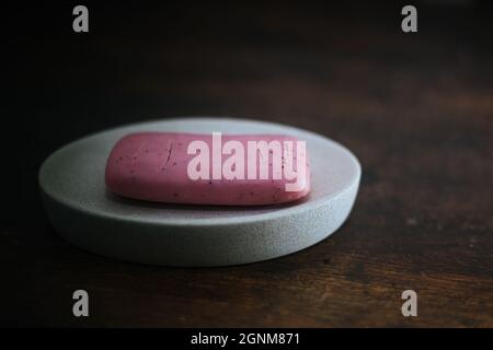 primo piano di una saponetta rosa asciutta su una saponetta Foto Stock