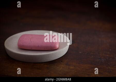 primo piano di una saponetta rosa asciutta su una saponetta Foto Stock