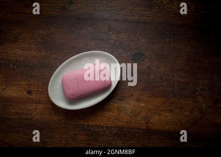 primo piano di una saponetta rosa asciutta su una saponetta Foto Stock