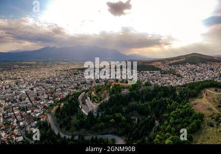 Vista panoramica aerea sulla città di Lamia, Grecia. Centrato il famoso Castello di Lamia, Phtiotis, Grecia centrale. Foto Stock