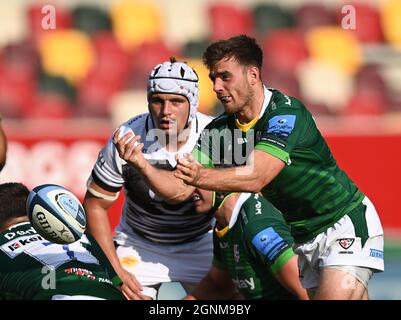 Brentford, Regno Unito. 26 settembre 2021. Premiership Rugby. London Irish V sale Sharks. Brentford Community Stadium. Brentford. Pass per ben White (Londra irlandese). Credit: Sport in immagini/Alamy Live News Foto Stock