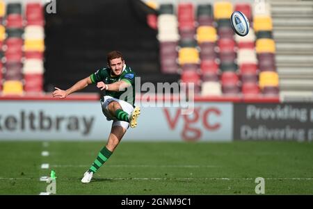 Brentford, Regno Unito. 26 settembre 2021. Premiership Rugby. London Irish V sale Sharks. Brentford Community Stadium. Brentford. Paddy Jackson (London Irish) calci. Credit: Sport in immagini/Alamy Live News Foto Stock