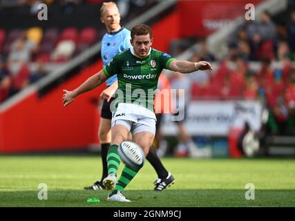 Brentford, Regno Unito. 26 settembre 2021. Premiership Rugby. London Irish V sale Sharks. Brentford Community Stadium. Brentford. Paddy Jackson (London Irish) calci. Credit: Sport in immagini/Alamy Live News Foto Stock