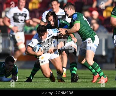 Brentford, Regno Unito. 26 settembre 2021. Premiership Rugby. London Irish V sale Sharks. Brentford Community Stadium. Brentford. Keiran Wilkinson (sale) è affrontato. Credit: Sport in immagini/Alamy Live News Foto Stock