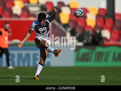 Brentford, Regno Unito. 26 settembre 2021. Premiership Rugby. London Irish V sale Sharks. Brentford Community Stadium. Brentford. Keiran Wilkinson (sale) calci. Credit: Sport in immagini/Alamy Live News Foto Stock