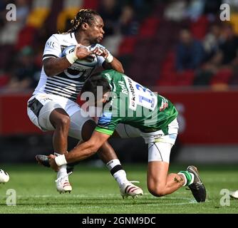 Brentford, Regno Unito. 26 settembre 2021. Premiership Rugby. London Irish V sale Sharks. Brentford Community Stadium. Brentford. Marland Yarde (sale) è affrontato da Curtis Rona (London Irish). Credit: Sport in immagini/Alamy Live News Foto Stock