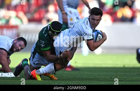 Brentford, Regno Unito. 26 settembre 2021. Premiership Rugby. London Irish V sale Sharks. Brentford Community Stadium. Brentford. Keiran Wilkinson (sale) è affrontato da Adam Coleman (London Irish). Credit: Sport in immagini/Alamy Live News Foto Stock