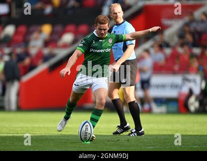 Brentford, Regno Unito. 26 settembre 2021. Premiership Rugby. London Irish V sale Sharks. Brentford Community Stadium. Brentford. Paddy Jackson (London Irish) calci. Credit: Sport in immagini/Alamy Live News Foto Stock