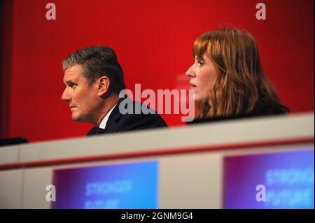 Brighton, Inghilterra. 26 settembre 2021. Keir Starmer, leader del partito laburista e Angela Rayner, vice leader, primo segretario di Stato ombra, cancelliere ombra del Ducato di Lancaster e segretario di Stato ombra per il futuro del lavoro, ascoltando il dibattito sugli emendamenti ÔConstitutional e sul NEC statementÕ, Il secondo giorno della conferenza annuale del partito laburista al Brighton Centre. Kevin Hayes/Alamy Live News Foto Stock