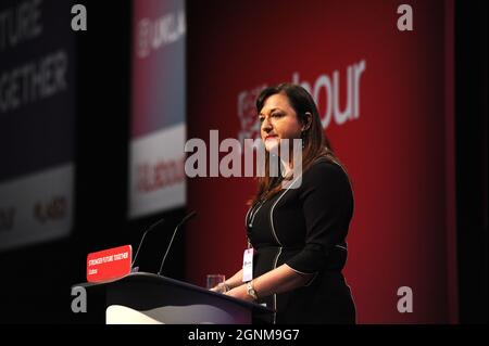 Brighton, Inghilterra. 26 settembre 2021. Il deputato Ruth Smeeth ha parlato a favore delle modifiche delle regole relative all'EHRC, durante i dibattiti sugli emendamenti ÔConstitutional e sul NEC statementÕ, il secondo giorno della conferenza annuale del Partito laburista al Brighton Centre. Kevin Hayes/Alamy Live News Foto Stock