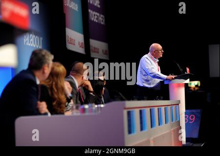 Brighton, Inghilterra. 26 settembre 2021. Dave Ward, segretario generale del sindacato della CWU, ha tenuto un discorso durante i dibattiti sugli emendamenti ÔConstitutional e sul NEC statementÕ, il secondo giorno della conferenza annuale del partito laburista al Brighton Centre. Kevin Hayes/Alamy Live News Foto Stock