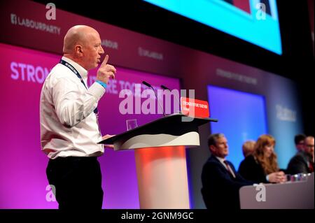 Brighton, Inghilterra. 26 settembre 2021. Matt rack, segretario generale dell'Unione dei Vigili del fuoco, intervenendo durante i dibattiti sugli emendamenti ÔConstitutional e sul NEC statementÕ, il secondo giorno della conferenza annuale del partito laburista al Brighton Centre. Kevin Hayes/Alamy Live News Foto Stock